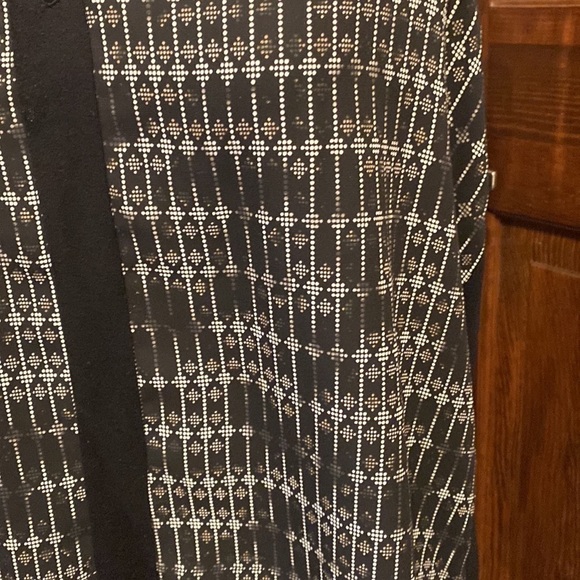 Metaphor sleeveless blouse. - Picture 3 of 7